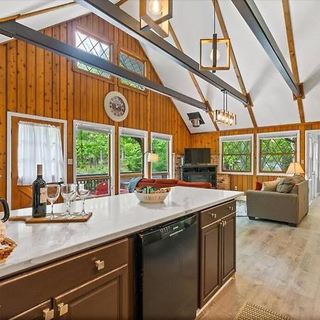 The Gingerbread House: 4 Bedroom Chalet, W/ Sunroom/Deck, Sleeps 12, Modern Amenities McGaheysville Екстериор снимка