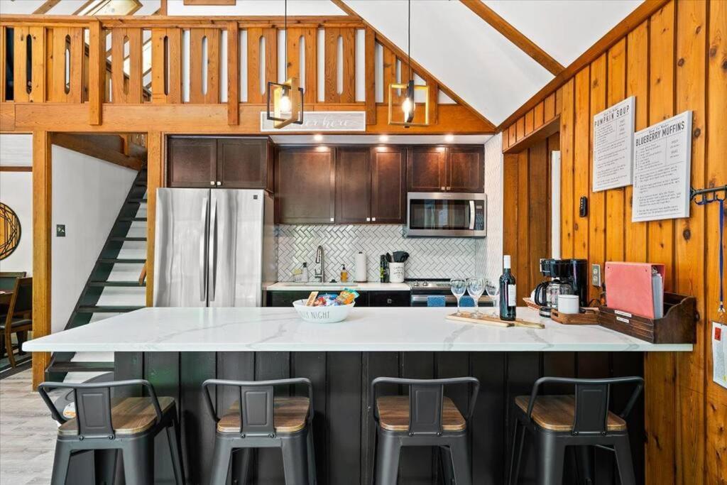 The Gingerbread House: 4 Bedroom Chalet, W/ Sunroom/Deck, Sleeps 12, Modern Amenities McGaheysville Екстериор снимка