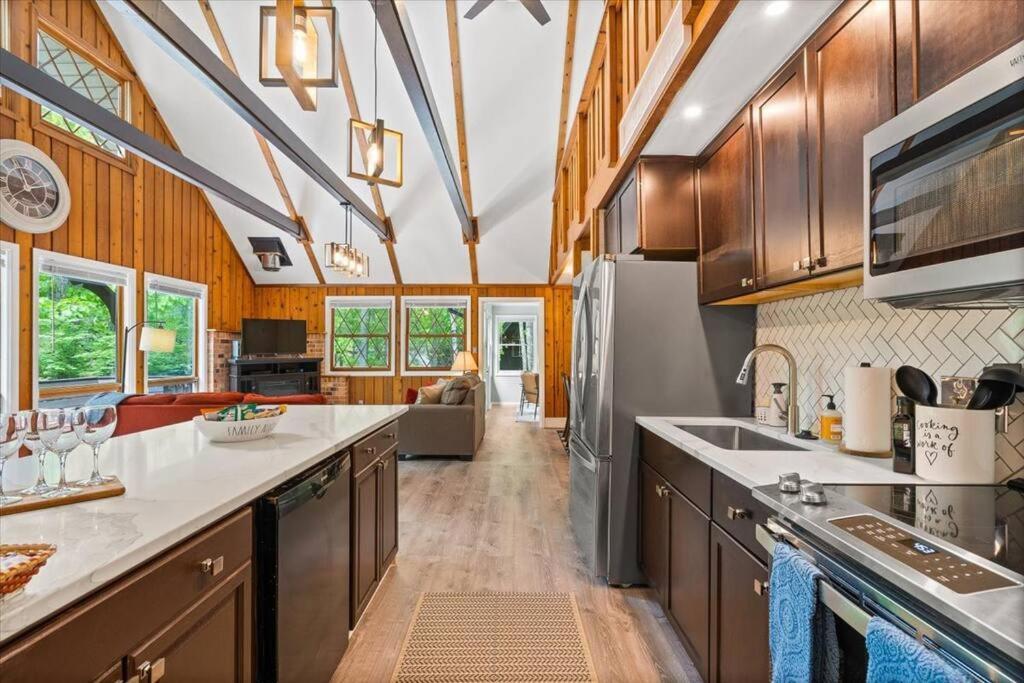 The Gingerbread House: 4 Bedroom Chalet, W/ Sunroom/Deck, Sleeps 12, Modern Amenities McGaheysville Екстериор снимка