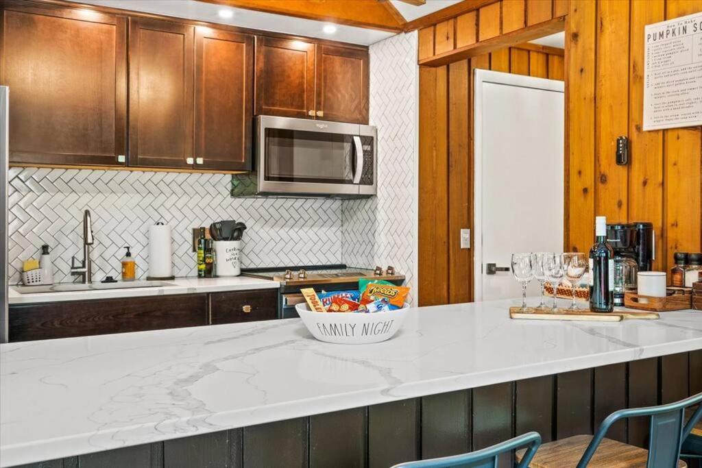 The Gingerbread House: 4 Bedroom Chalet, W/ Sunroom/Deck, Sleeps 12, Modern Amenities McGaheysville Екстериор снимка