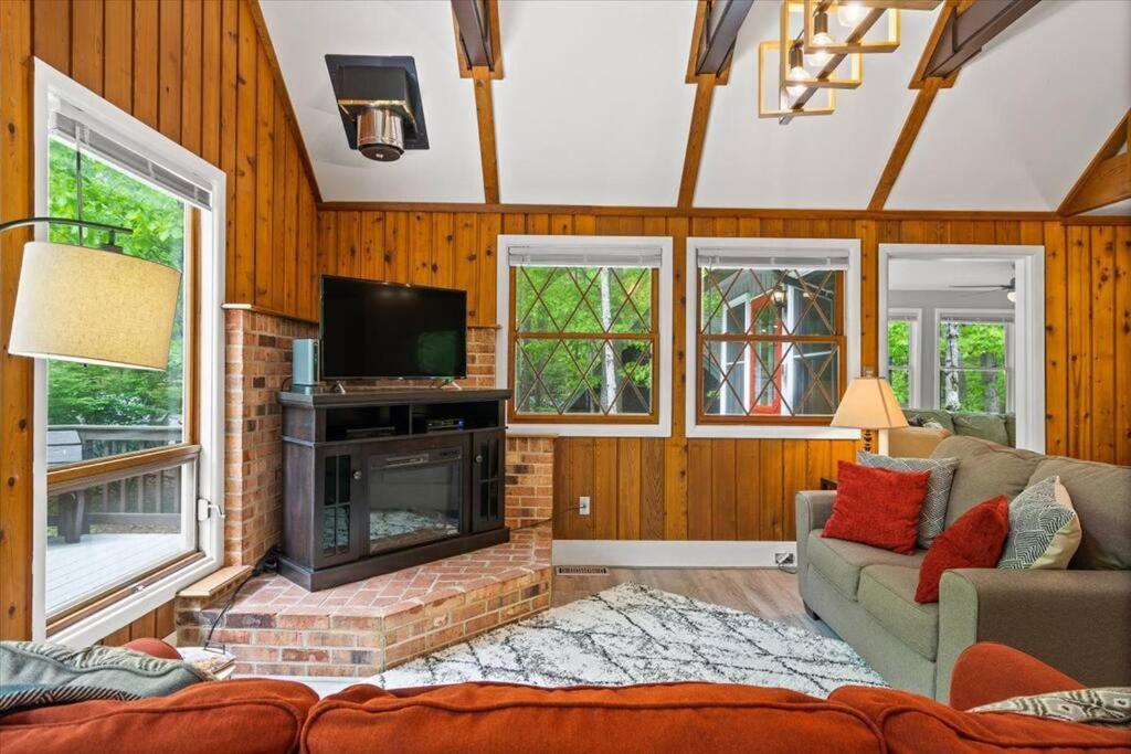 The Gingerbread House: 4 Bedroom Chalet, W/ Sunroom/Deck, Sleeps 12, Modern Amenities McGaheysville Екстериор снимка